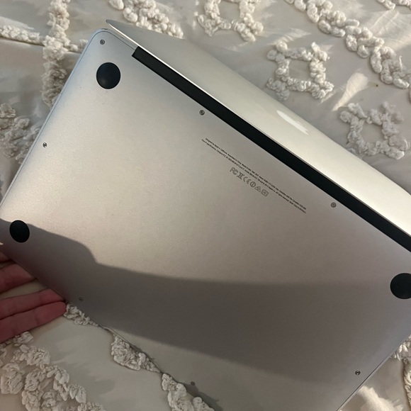 Macbook air Laptop - Picture 4 of 4